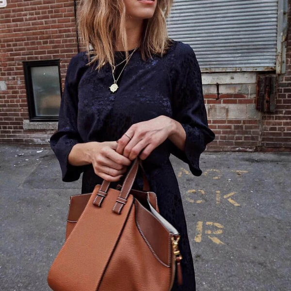 ロエベ スーパーコピー ブローチロエベ ラピスタル 偽物 Small Bag ハンモック タン 387.30.S35